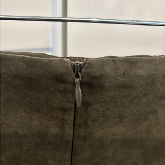 William B Faux Suede Mini Skirt. Size M - Picture 3 of 6